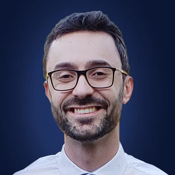 Foto do professor Matheus Carini